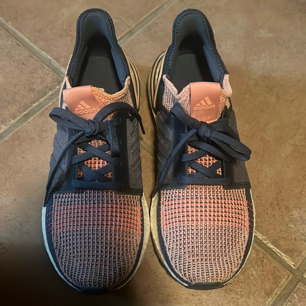 Women Ultroost sneakers wore only once size 8